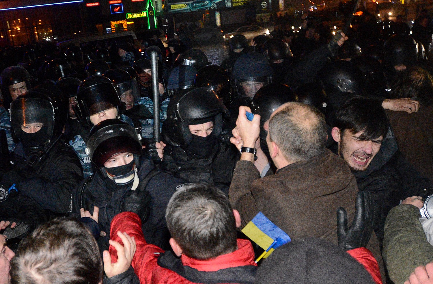 Ночные нападения. На Майдане,Тимошенко,Аваков. Толпа атакует Беркут на Майдане. Майдан жгут шины атакуют Беркут. Украинка призывает к насилию видео.