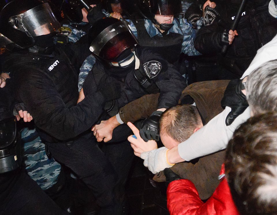 Ночные нападения. На Майдане,Тимошенко,Аваков. Майдан жгут шины атакуют Беркут.