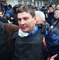 Pro-Russia militiamen detain the head of the regional police after storming the regional police building in the eastern Ukrainian city of Horlivka (Gorlovka), near Donetsk, on April 14, 2014. A few hundred pro-Russia activists seized the building after an hour-long storming. Ukraine's interim president on April 14 made a dramatic about-face aimed at defusing tensions in the separatist east by backing a national referendum on turning the ex-Soviet republic into a federation with broader regional rights.   AFP PHOTO/ ALEXEY  KRAVTSOV